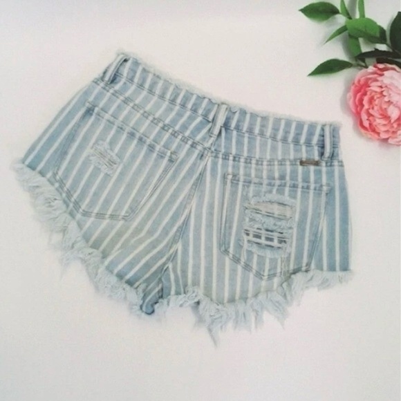 NWT KanCan Blue Striped Jean Shorts - Picture 13 of 14